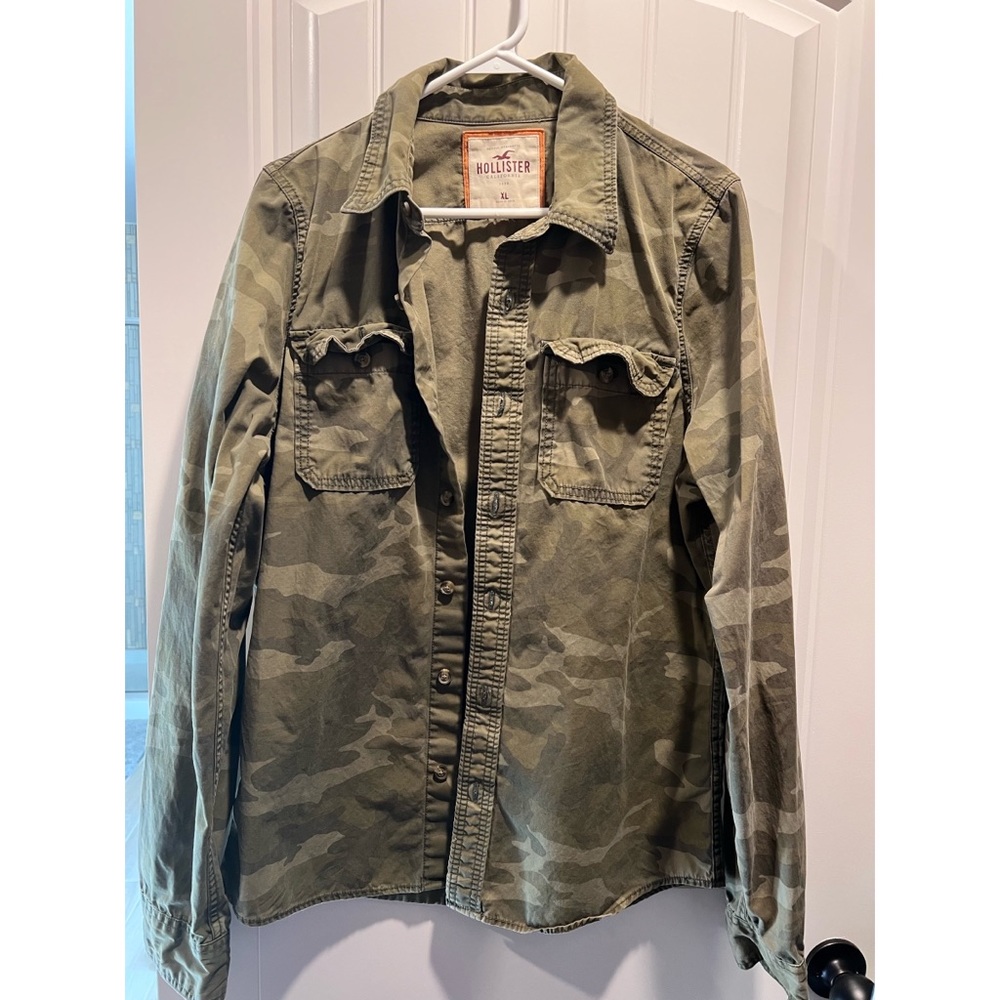 Never worn camo Hollister shirt